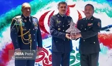 اهدای ماکت جنگنده J-20 توسط وابسته نظامی چین به فرمانده نیروی هوایی 