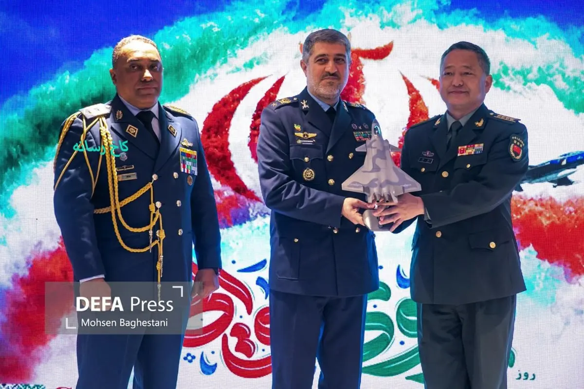 اهدای ماکت جنگنده J-20 توسط وابسته نظامی چین به فرمانده نیروی هوایی 