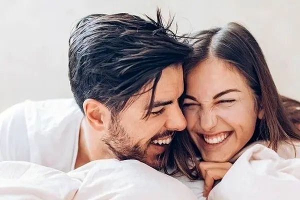  ۱۱ کاری که یک مرد واقعاً عاشق همیشه برای همسرش انجام می‌دهد