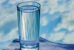 بعد از بیدار شدن آب بنوشید! | بررسی خواص آب نوشیدن با معده خالی