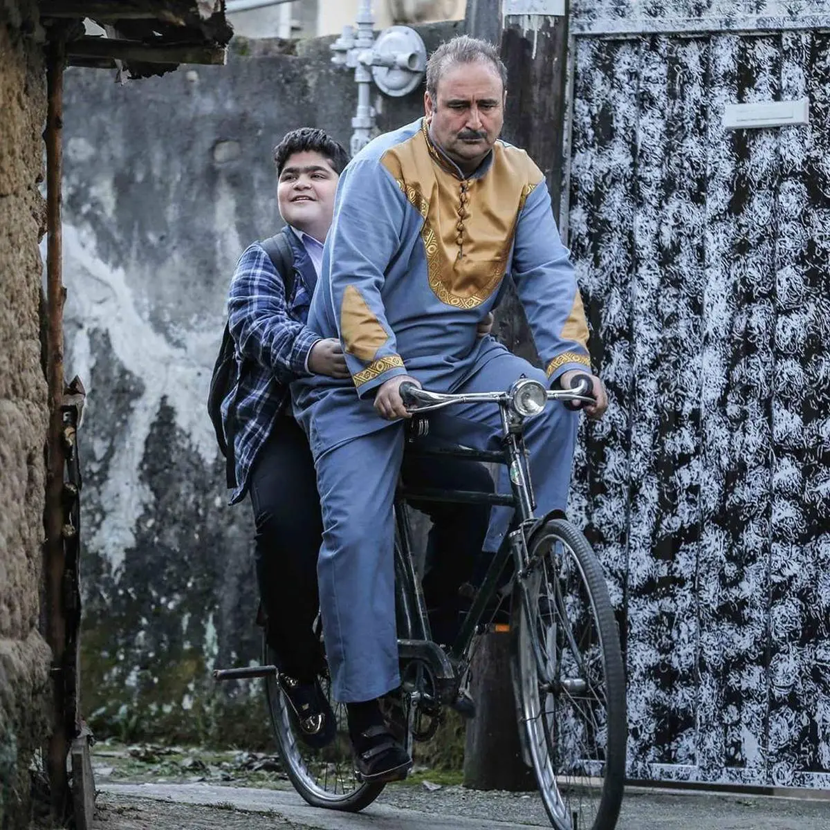 عکسی دیدنی از بهبود فریبای «سریال پایتخت» و پسرش سوار بر دوچرخه