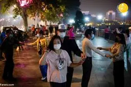  مردم ووهان درکنار رودخانه یانگ تسه شروع به رقص کردند.