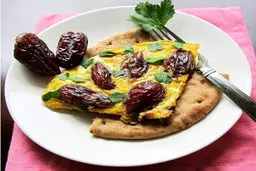 طرز تهیه املت خرما تخم مرغ مقوی و خوشمزه با گردو به 3 روش  آسان