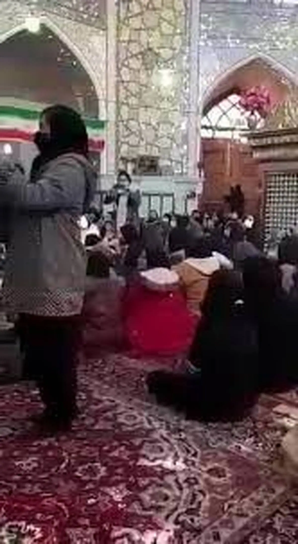 جنجال تتلوخوانی دختران در یک امامزاده، در جشن دهه فجر!+ویدئو