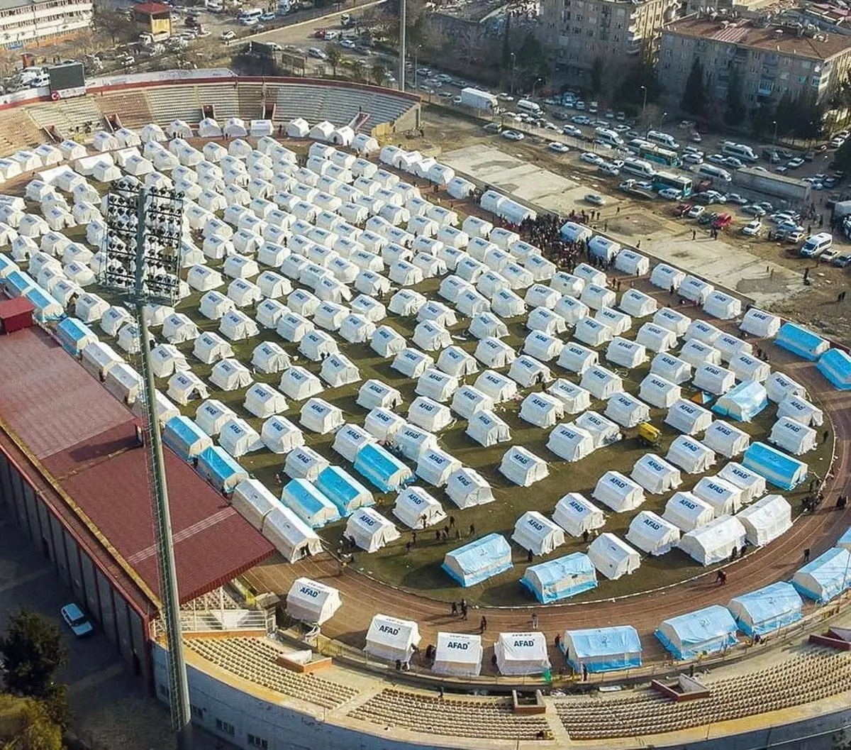 ورزشگاه‌های ترکیه به محل برپایی چادر برای اسکان ضروری مردم تبدیل شد! + عکس