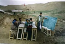 نه تلویزیون هست نه شبکه شاد | دانش آموزان عشایر چطور درس می خوانند؟