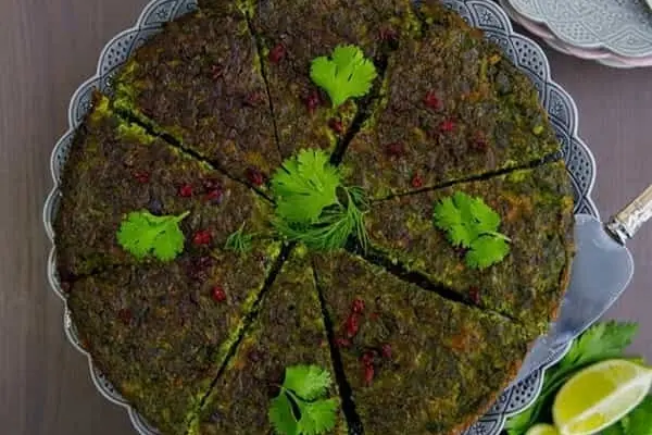 ناهار کوکو سبزی پفکی درست کن، خیلی عالی میشه | طرز تهیه کوکو سبزی پفکی خوشمزه و مجلسی به روش رستورانی + راز عطر بیشتر کوکو 