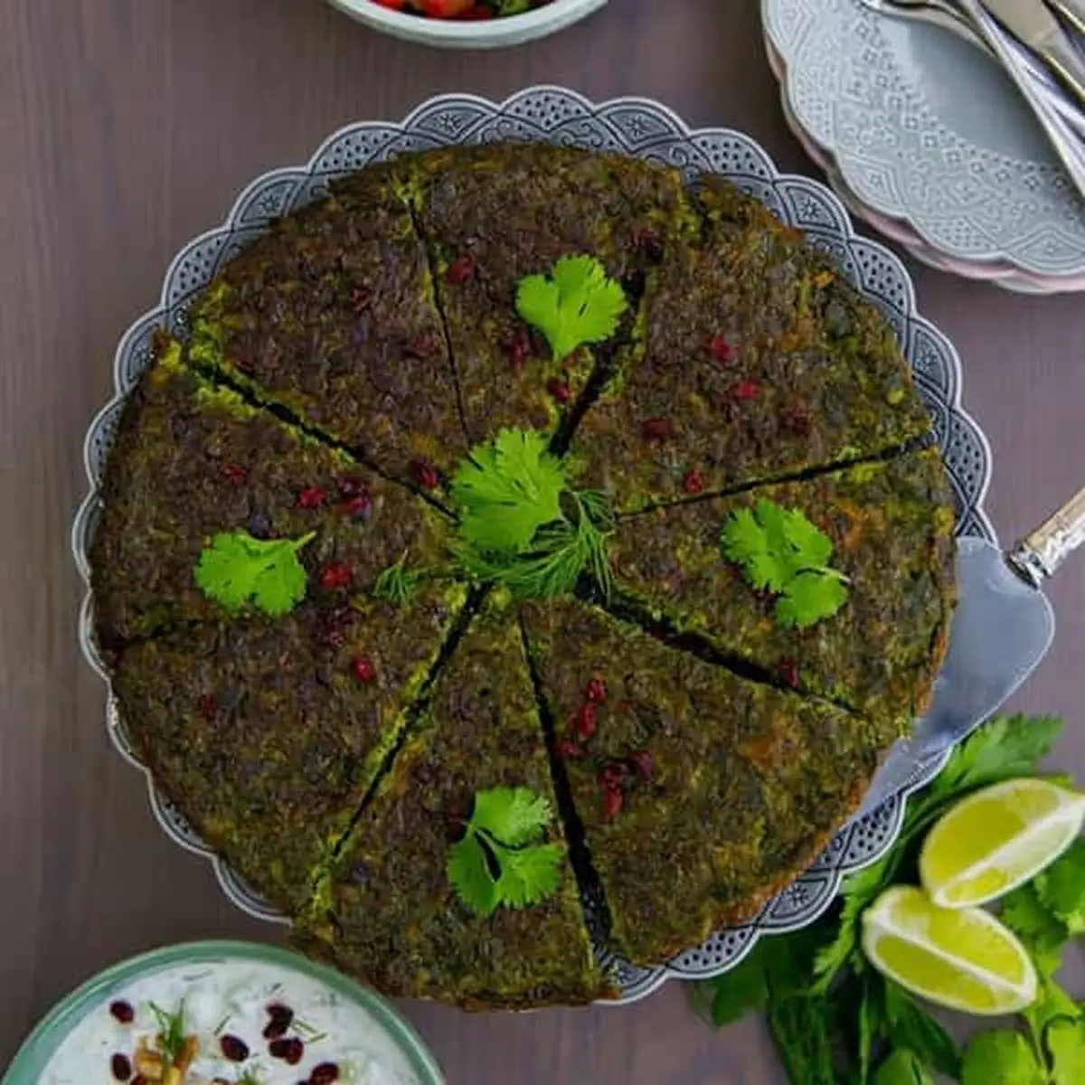 ناهار کوکو سبزی پفکی درست کن، خیلی عالی میشه | طرز تهیه کوکو سبزی پفکی خوشمزه و مجلسی به روش رستورانی + راز عطر بیشتر کوکو 