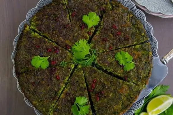 ناهار کوکو سبزی پفکی درست کن، خیلی عالی میشه | طرز تهیه کوکو سبزی پفکی خوشمزه و مجلسی به روش رستورانی + راز عطر بیشتر کوکو 