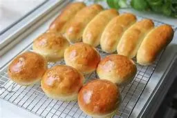 نون هات داگی رو خودت تو خونه درست کن | نرم ترین نون با بافت پنبه‌ای برای ساندویچ‌ها +ویدئو