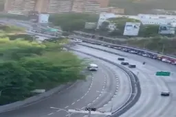 صف پمپ بنزین در کاراکاس پایتخت ونزوئلا+فیلم