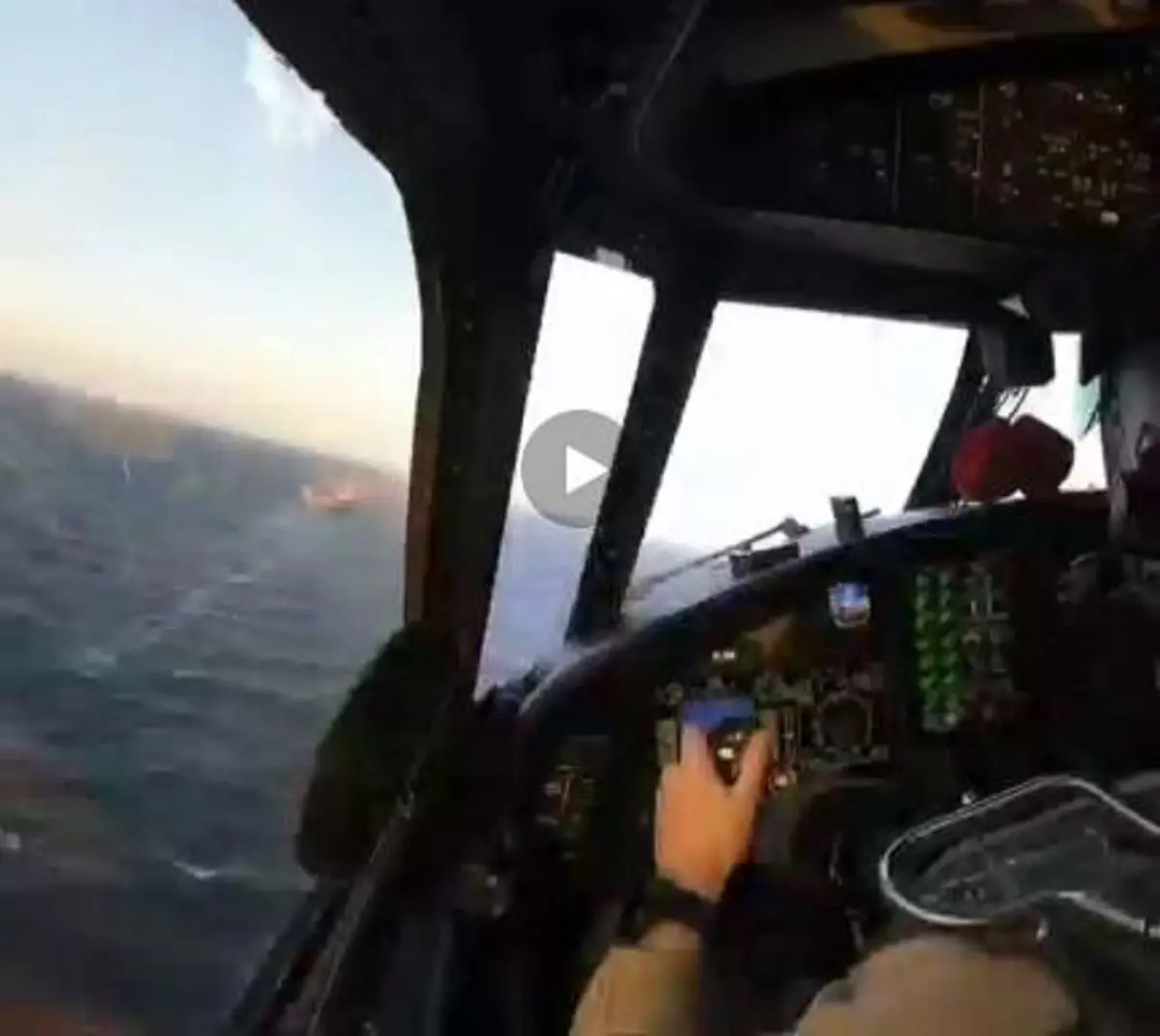 فرود هلی کوپتر روی ناو از نمای داخل کابین خلبان + ویدئو 