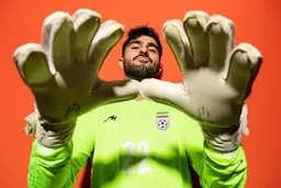 تقلید ناموفق پسر از پدر که سوژه شد! | نور باعث غفلت امیر عابدزاده از توپ شد +ویدئو