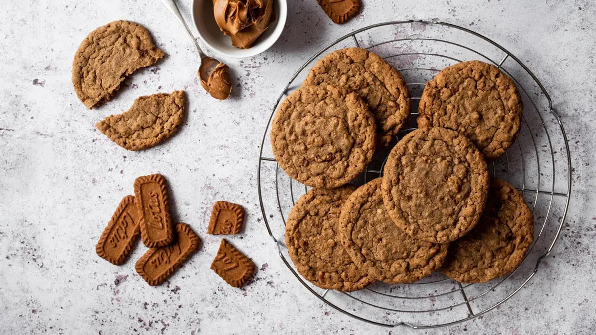 آموزش پخت کوکی لوتوس خانگی | دستور حرفه‌ای با بافت نرم و خوش‌عطر +ویدئو