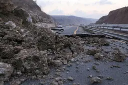 رانش کوه بخشی از آزادراه قزوین - رشت را بست