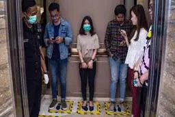 
کرونا در داخل آسانسور با درهای بسته  بعد از سرفه فرد مبتلا چگونه است.؟
