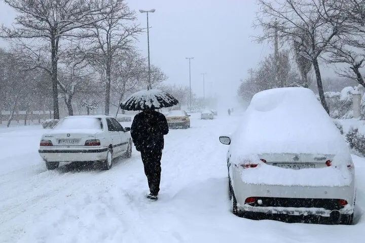 هشدار جدی؛ خیابان ها لغزنده است، رانندگان مراقب باشند | از سفر غیرضروری خودداری کنید | حتماً با چراغ روشن تردد کنید