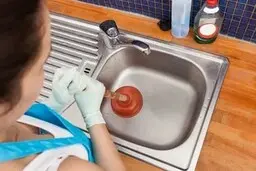از بین بردن چربی لوله فاضلاب با ساده ترین روش | ترفند رفع گرفتگی و تمیزکاری فاضلاب در خانه 