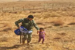 پناه آوردن کودک افغان به تکاور ایرانی 