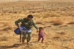 پناه آوردن کودک افغان به تکاور ایرانی 