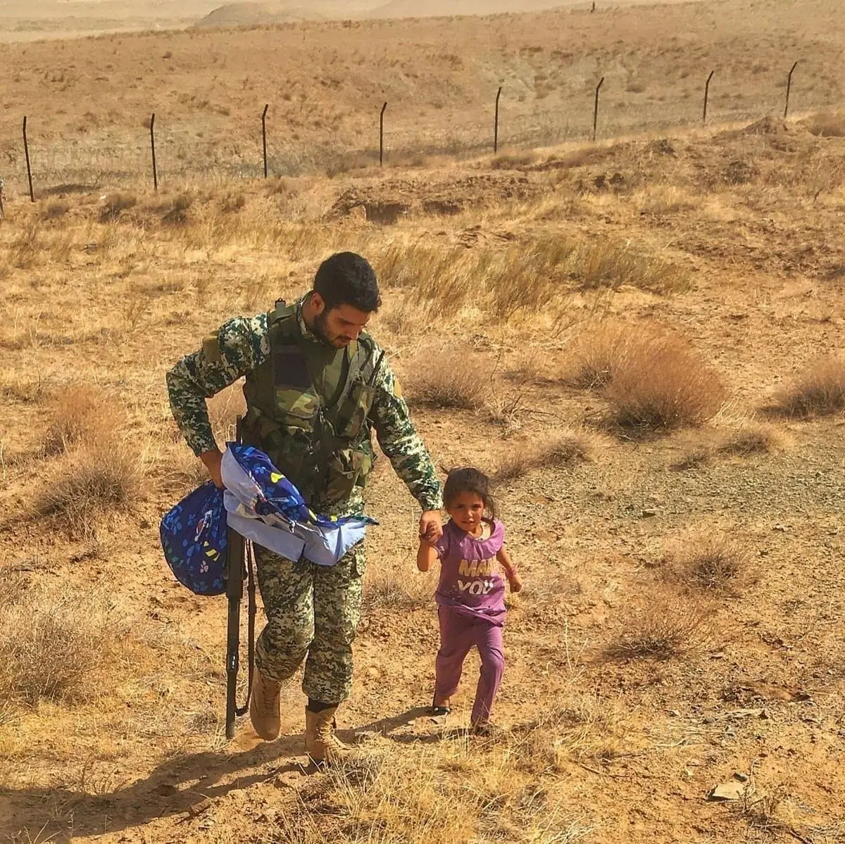 پناه آوردن کودک افغان به تکاور ایرانی 