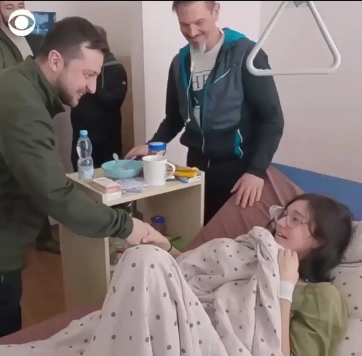 غافلگیری رئیس‌جمهور اوکراین از یک دختر نوجوان در بیمارستان+ویدئو