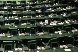 روزنامه همشهری: جمعی از نمایندگان مجلس برای نامزدی رئیسی در انتخابات ۱۴۰۰ امضا جمع کردند