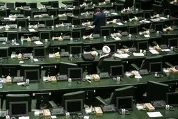 روزنامه همشهری: جمعی از نمایندگان مجلس برای نامزدی رئیسی در انتخابات ۱۴۰۰ امضا جمع کردند