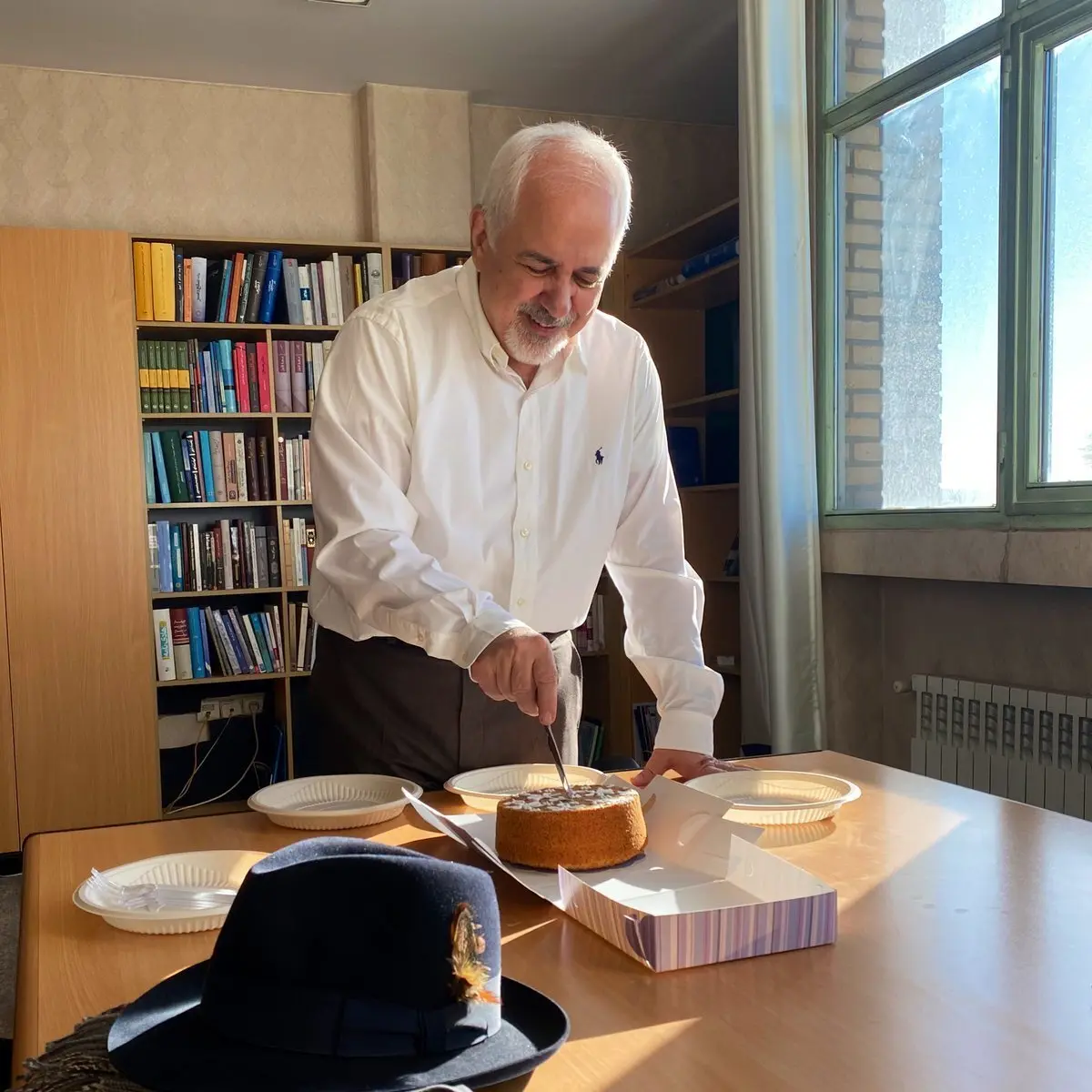 جشن تولد ظریف در دفتر کارش | کلاه انگلیسی روی میز حاشیه‌ساز شد+ویدئو 