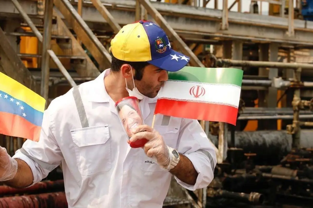 بوسیده شدن پرچم ایران توسط یکی از فرماندهان نفت کش فورچون