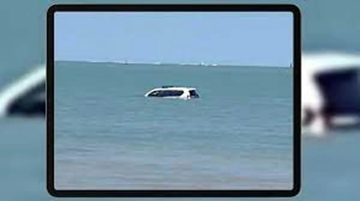لحظه‌ی غرق شدن ماشین پلیس در دریا+ویدئو