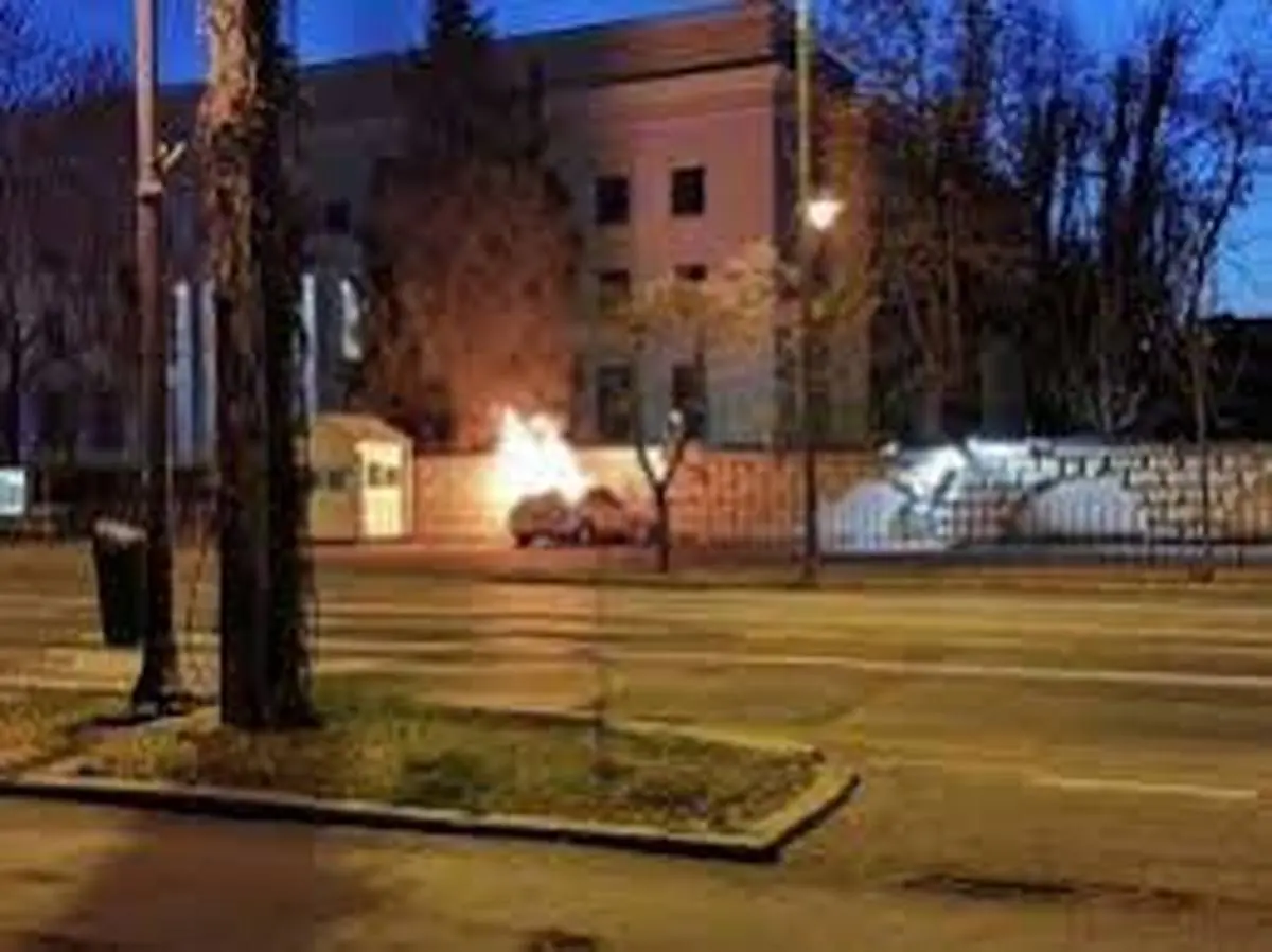 مرگ راننده‌ای که در بخارست خودرویش را به ورودی سفارت روسیه «کوبید» +ویدئو