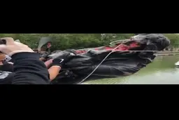 سرنگون کردن مجسمه تاجر برده در آب + ویدئو
