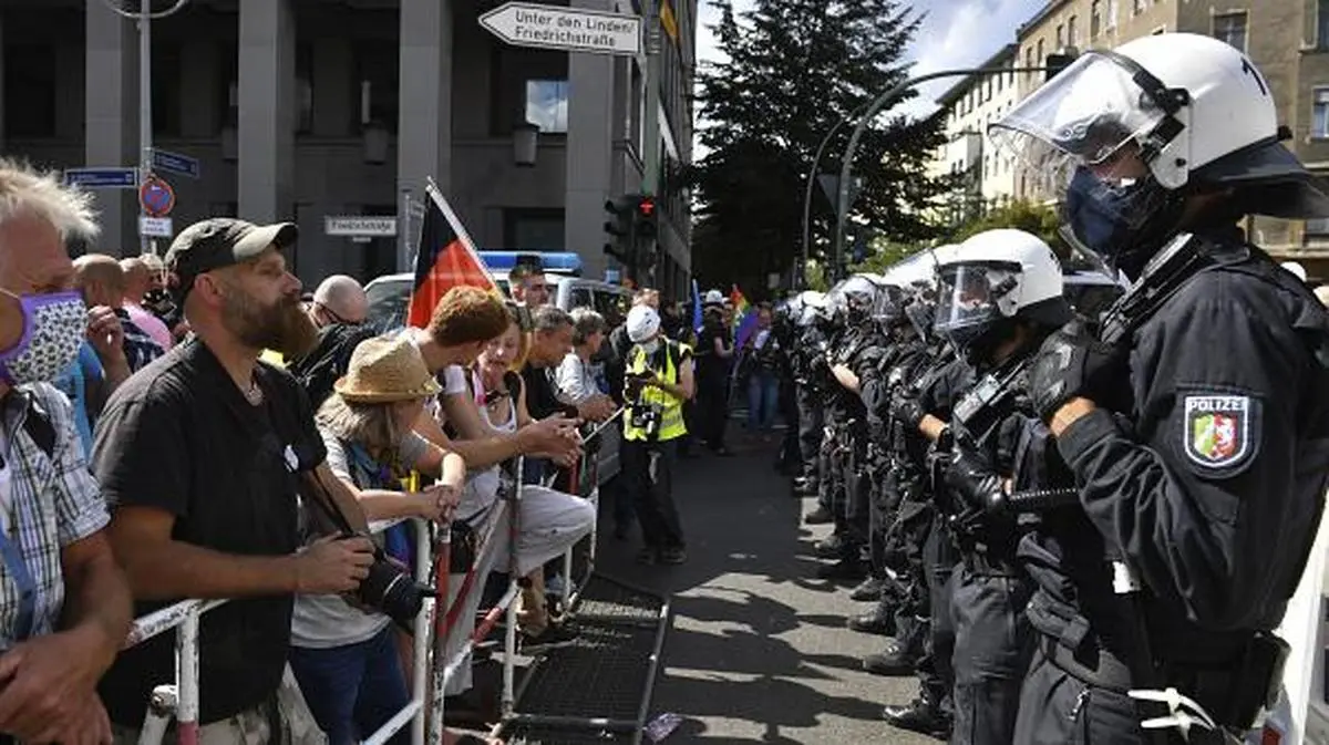 معترضان  کرونایی  |   تظاهرات مخالفان محدودیت‌های کرونایی در پاریس