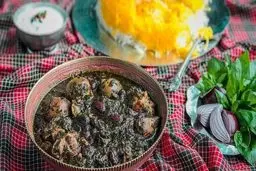 راز خوش‌عطر شدن قورمه‌سبزی لو رفت این چاشنی معجزه می‌کند |قاشق از این معجون، عطر قورمه‌سبزی را چند برابر می‌کند!