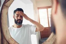 دلایل ابتلا به اضطراب سلامتی | چرا مدام فکر می‌کنم بیمارم؟