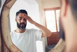 دلایل ابتلا به اضطراب سلامتی | چرا مدام فکر می‌کنم بیمارم؟