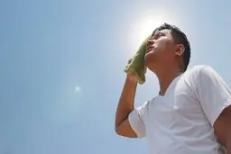 با ۶ راهکار بی‌نظیر خودتان را در برابر گرما ایمن کنید