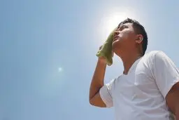 با ۶ راهکار بی‌نظیر خودتان را در برابر گرما ایمن کنید