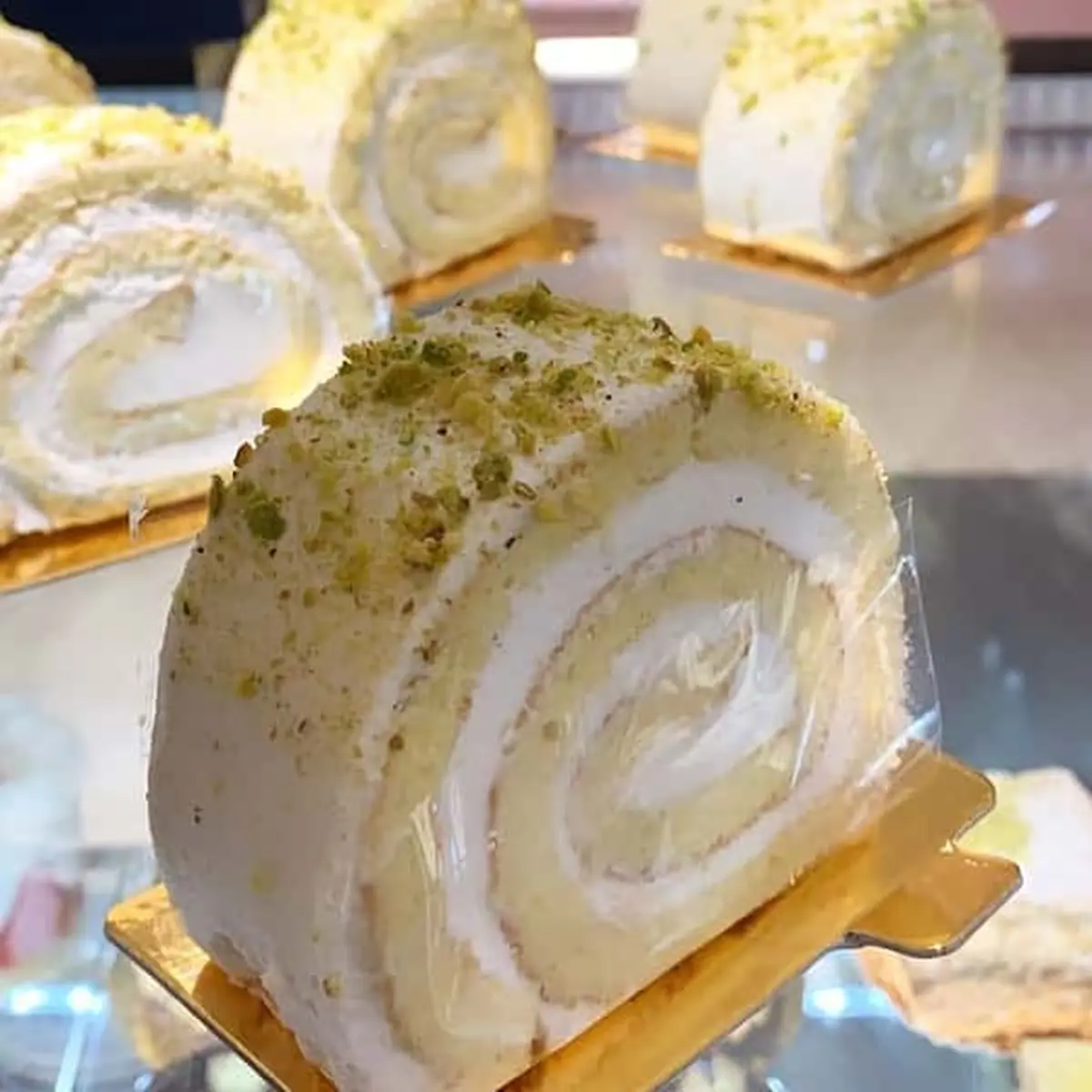 طرز تهیه رولت خامه ای خانگی خوشمزه و حرفه ای | این دستور پخت خیلی حرفه ایه، حتما امتحانش کن
