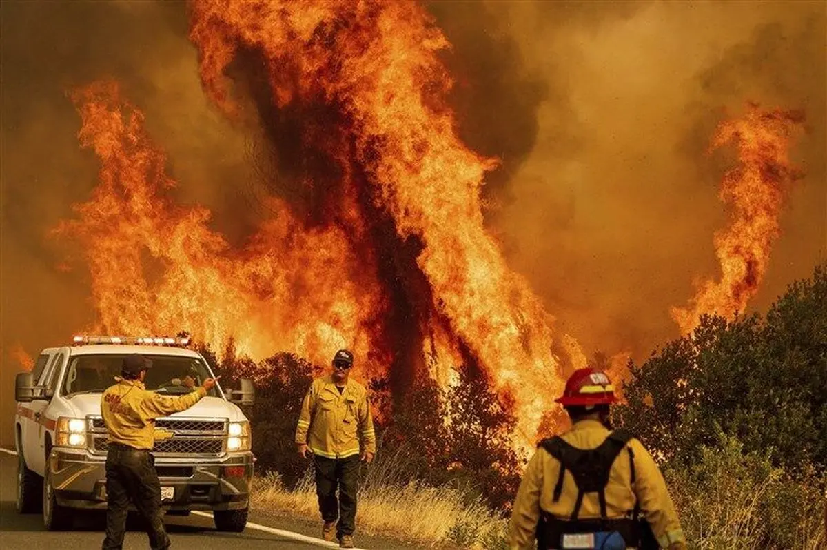 
 دود و آلودگی ناشی از آتش‌سوزی‌ کالیفرنیا  |   احتمالاً جان دستکم ۱۲۰۰ نفر خودراازدست داده اند

