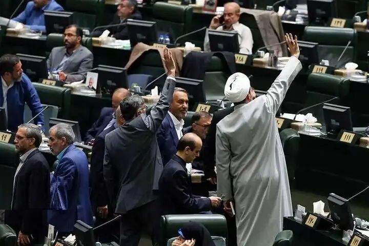 حمله تند روزنامه اصولگرا به مجلس : نظارت یا نمایش؟ فریادهای مجلس و جهش دوبارۀ دلار