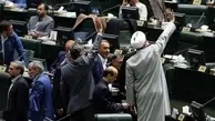 حمله تند روزنامه اصولگرا به مجلس : نظارت یا نمایش؟ فریادهای مجلس و جهش دوبارۀ دلار