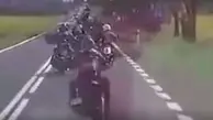 یک خودروی سواری بیش از ده موتورسوار را زیر گرفت!+ویدئو