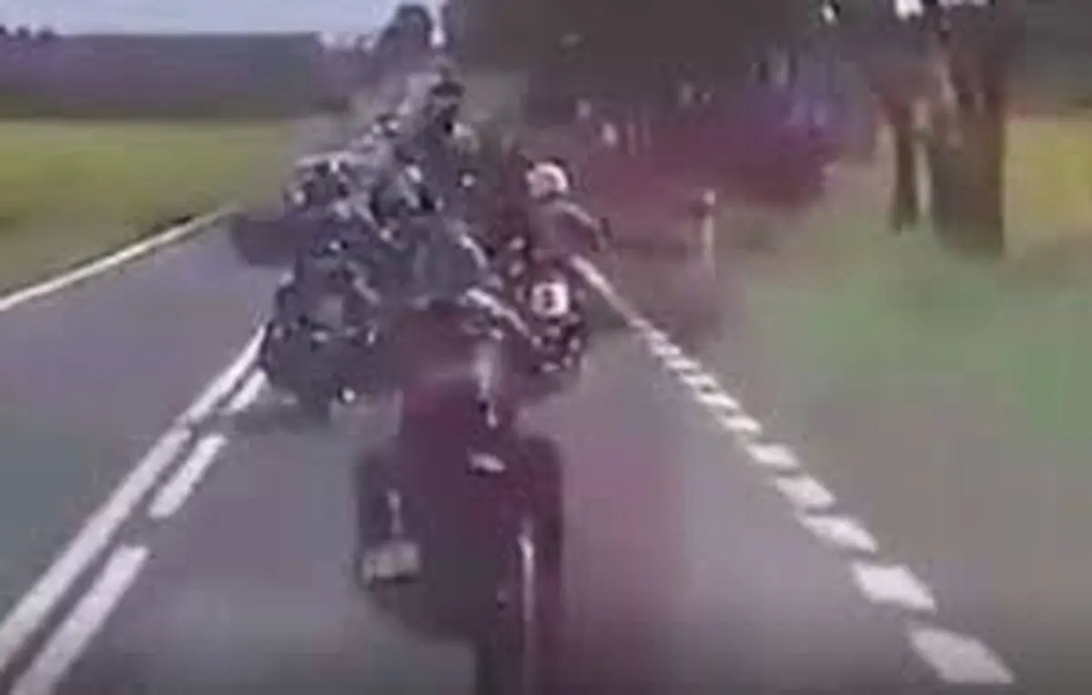یک خودروی سواری بیش از ده موتورسوار را زیر گرفت!+ویدئو