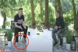 ایلان ماسک با پای برهنه جزئیات مسابقه ۱۰۰ هزار دلاری حذف دی‌اکسید کربن را توضیح داد