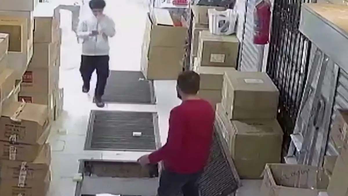سقوط یک جوان به داخل انباری هنگام راه رفتن در پاساژ+ویدئو