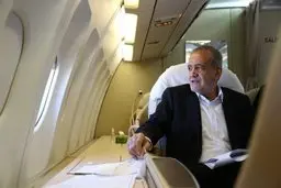 روزنامه اصولگرا: مگر آمریکا حاضر به گفت‌و‌گو با ایران است که اصلاح طلبان از پزشکیان می‌خواهند با ترامپ دیدار کند؟