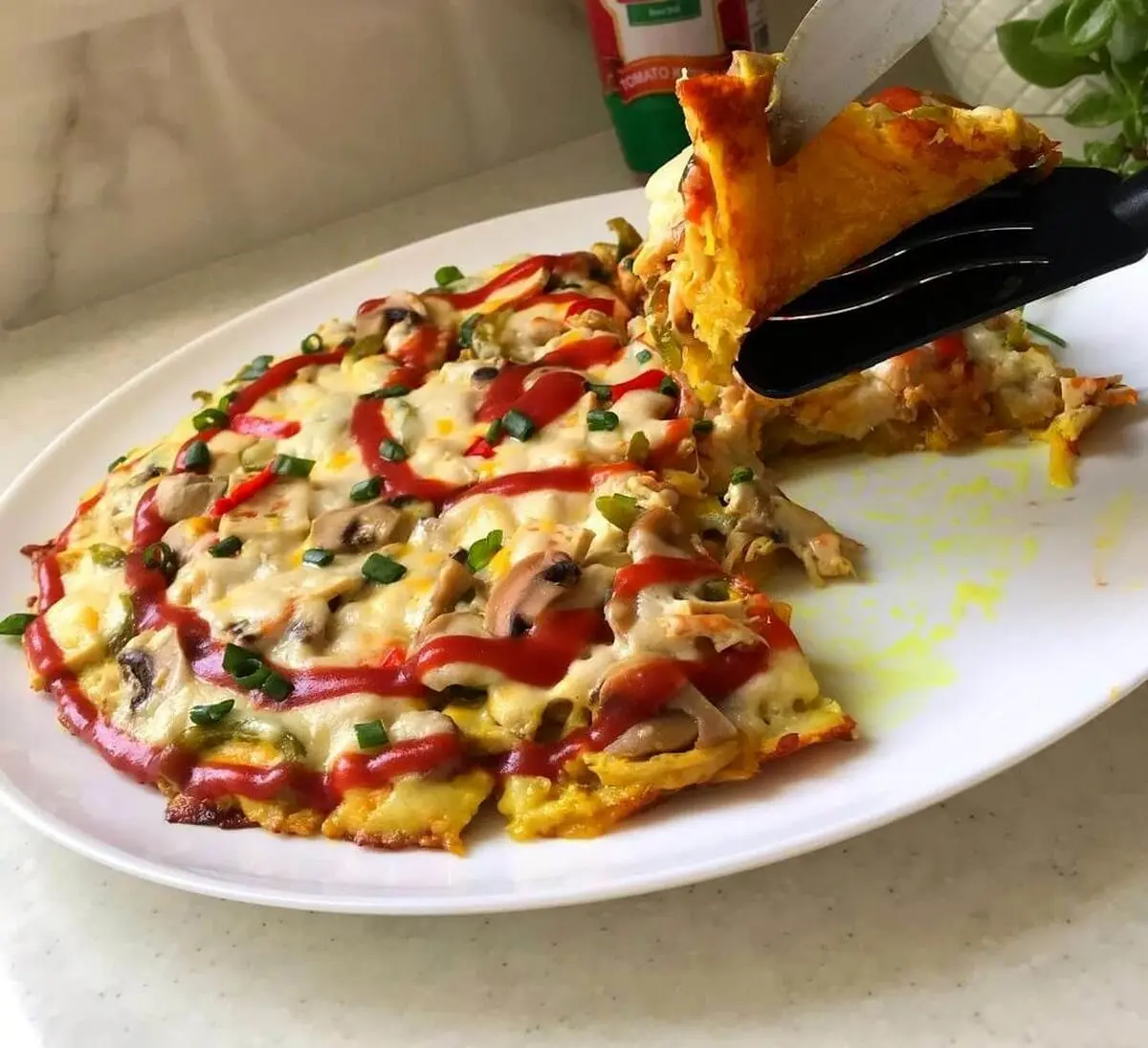 اگر از پیتزای معمولی خسته شدی، بیا اینو بجاش درست کن با هزینه کمتر! | طرز تهیه پیتزا سیب زمینی خوشمزه و فوری در 20 دقیقه! + ویدئو