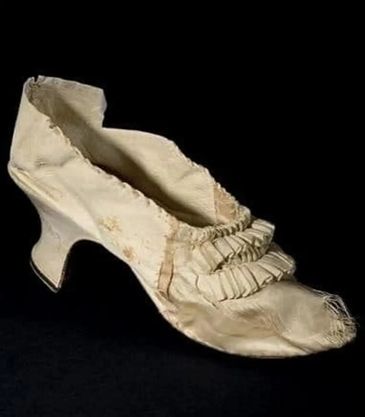  لنگه کفش ملکه پیشین فرانسه در حراجی به قیمت ۴۴ هزار یورو خریداری شد